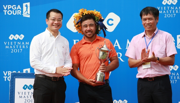 Chủ tịch HĐQT Công ty CP quản lý sân Golf Biscom ông Nguyễn Quang Huy (trái) và Phó tổng cục trưởng TCTDTT ông Trần Đức Phấn(ngoài cùng bên phải)