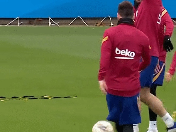 VIDEO: Messi gây sốt với pha làm xiếc cùng trái bóng