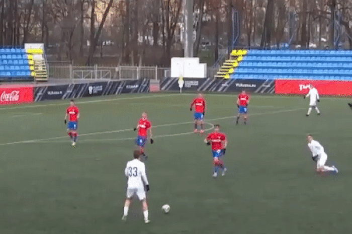 VIDEO: Cầu thủ đang 'rang lạc' thì hết dầu ăn và cái kết bẽ bàng
