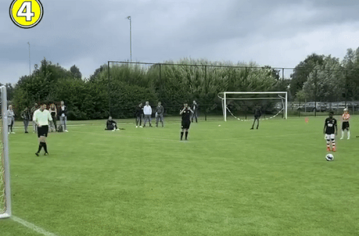 VIDEO: Thủ môn 'quẩy sớm' trên chấm penalty và cái kết bẽ mặt