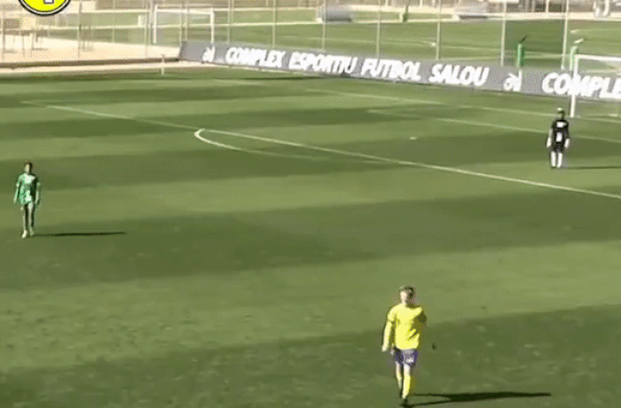 VIDEO: 2 triệu lượt xem thủ môn thoát pressing đỉnh cao