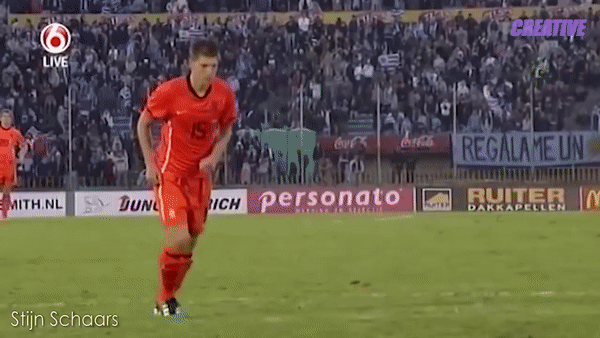 VIDEO: Cú đá penalty cực ảo khiến bóng không thể rơi xuống đất