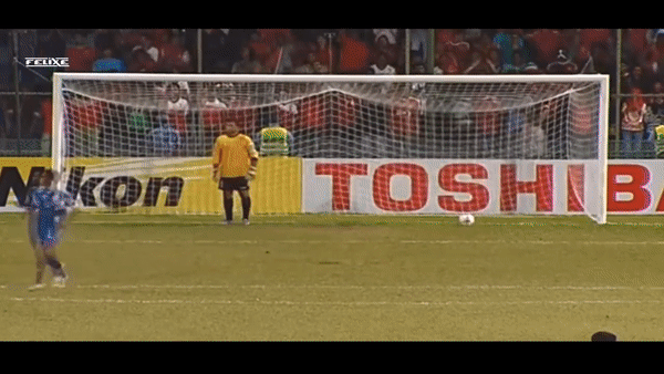 VIDEO: Quả penalty siêu lươn lẹo khiến thủ môn mất niềm tin vào cuộc sống