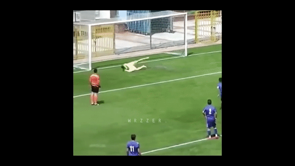 VIDEO: Vui vì cản được penalty, cầu thủ ném luôn bóng vào lưới nhà