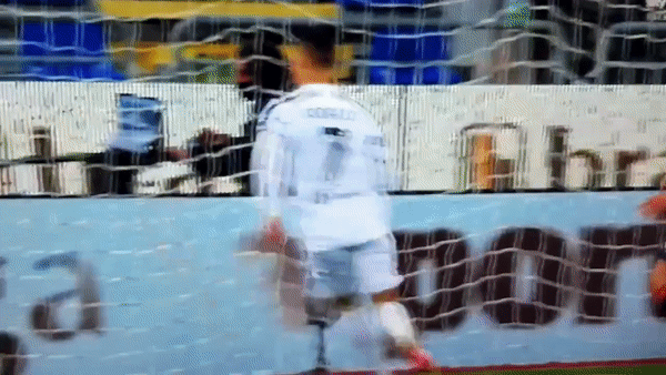 Ronaldo hóa 'đồ tể' với pha song phi triệt hạ đối thủ