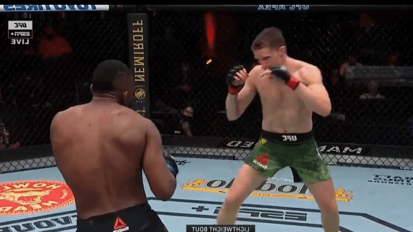 VIDEO: Tân binh UFC dùng tốc độ hạ knock-out địch thủ cực mạnh