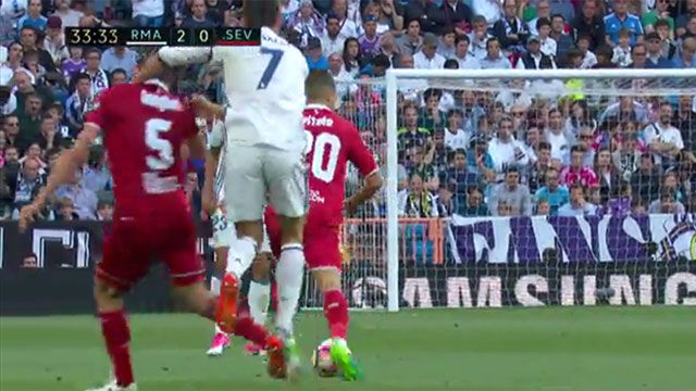 Ronaldo,Real, Real madrid, Real madrid 4-1 Sevilla, la liga, ronaldo đánh người,nacho