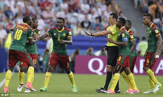 Sebastien Siani,Ernest Mabouka,Cameroon,Confed Cup 2017, đuổi nhầm cầu thủ, trọng tài, Wilmar Roldan, 