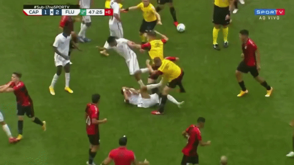 VIDEO: Chơi bóng kiểu phim hành động, 9 cầu thủ bị đuổi cùng lúc