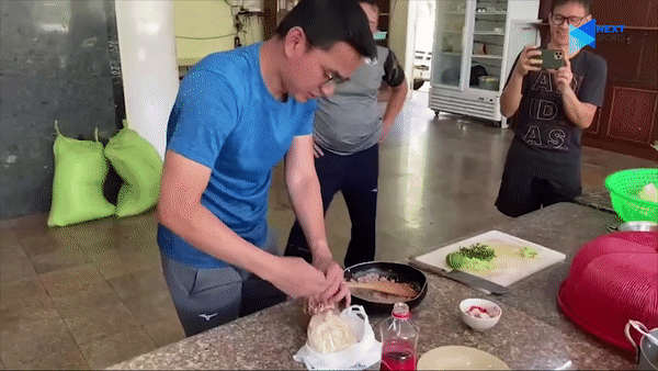 VIDEO: Kiatisak trổ tài làm đầu bếp