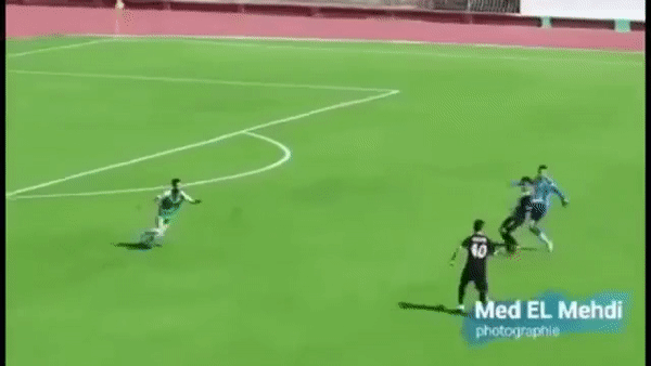 VIDEO: Khi bạn có khiếu thủ môn mà mẹ bắt đi nhặt bóng