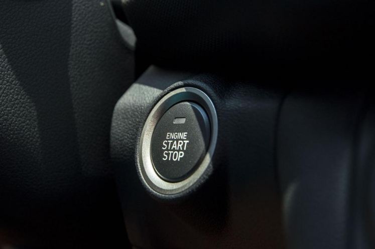 Khởi động nút bấm Start/Stop Engine trên Hyundai Kona