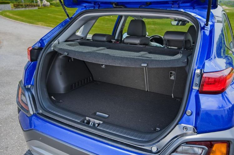 Khoang chứa đồ phía sau xe Hyundai Kona tương đối rộng, đủ nhu cầu chứa hành lý cho gia đình.