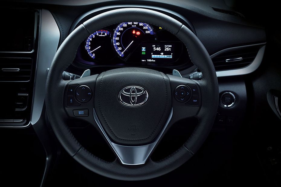 Vô lăng Toyota Vios 2020 được thiết kế dạng 3 chấu bọc da