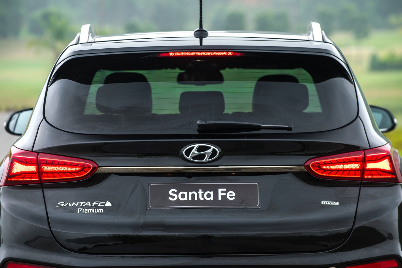 Đuôi xe Hyundai SantaFe 2020