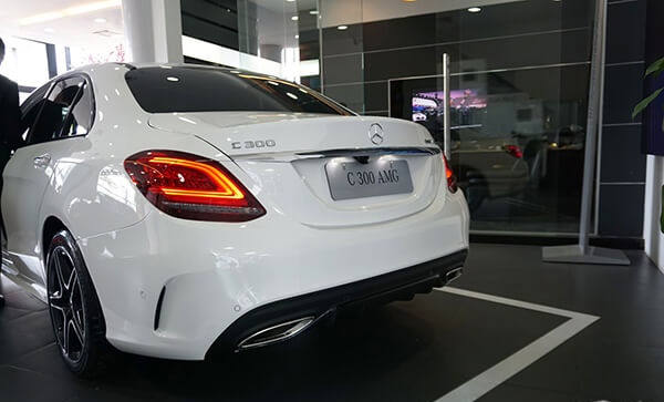 Đuôi xe Mercedes C300 AMG 2020 mới cụm đèn hậu nhiều dãn đèn LED chồng lên nhau