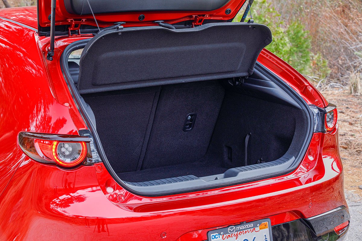 Khoang hành lý dung tích rộng của Mazda 3 Sport