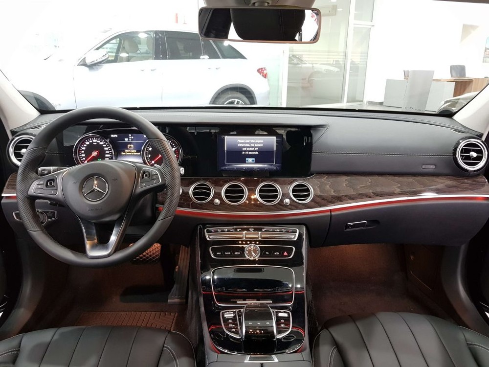 Chi tiết giá xe Mercedes E250 2020, thông số kỹ thuật, đánh giá nội ngoại thất và khả năng vận hành xe.