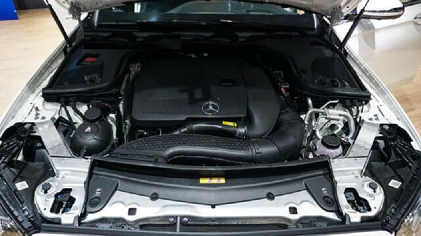 Động cơ xe Mercedes E300 AMG 2020