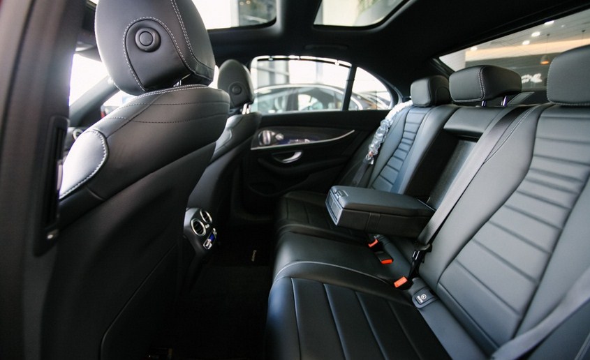 Khoang hành khách Mercedes E300 AMG 2020