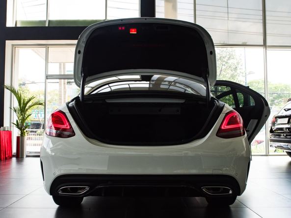 Khoang hành lý Mercedes E300 2020