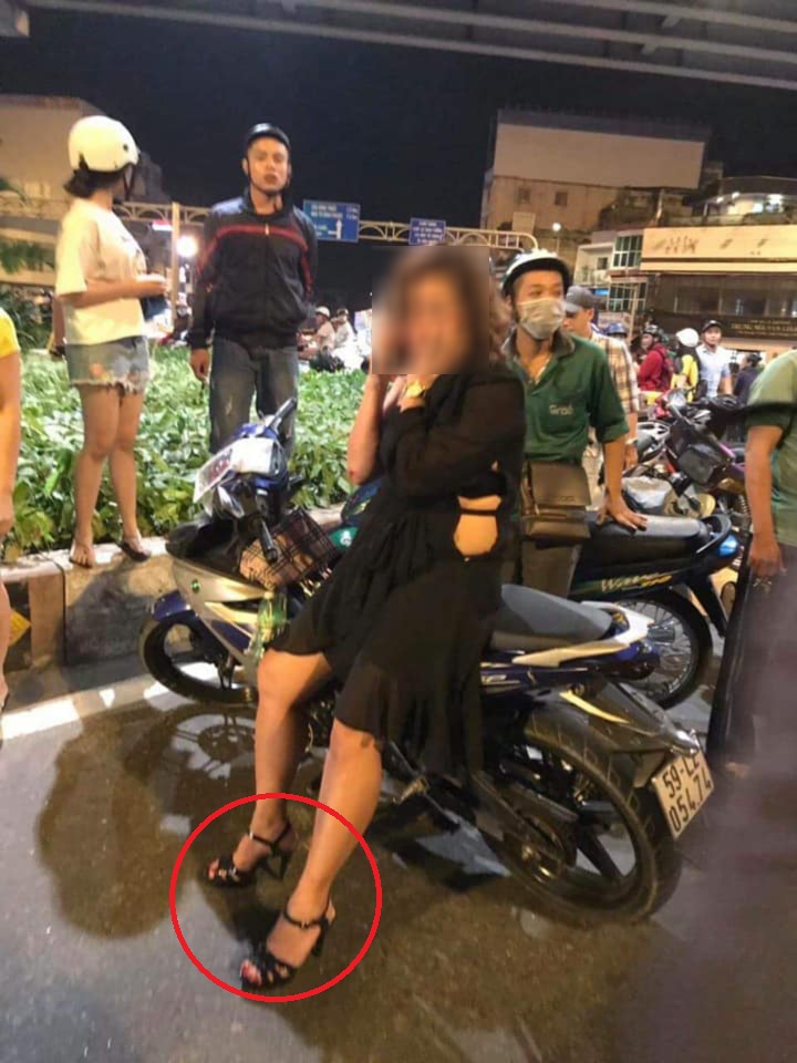 Bà Nga đi đôi giầy cao gót trong đêm gây tai nạn