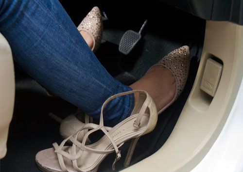 Các chị em có thể chuẩn bị một đôi giày phù hợp để lái xe trong ô tô