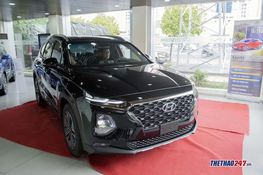 Hyundai Santa Fe 2019 đang được trưng bày tại đại lý