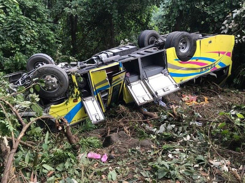 Tai nạn trên đèo Hải Vân, Xe khách rơi xuống vực trên đèo Hải Vân, Xe chở sinh viên lao xuống vực,