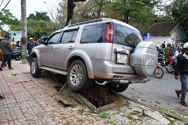 Ô tô điên phi lên vỉa hè, Ô tô điên gây tai nạn ở Quảng Nam, Ô tô điên đâm chết người chờ xe buýt,