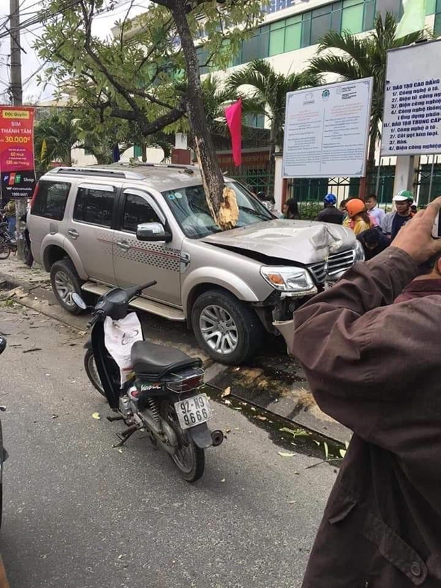 Ô tô điên phi lên vỉa hè, Ô tô điên gây tai nạn ở Quảng Nam, Ô tô điên đâm chết người chờ xe buýt,