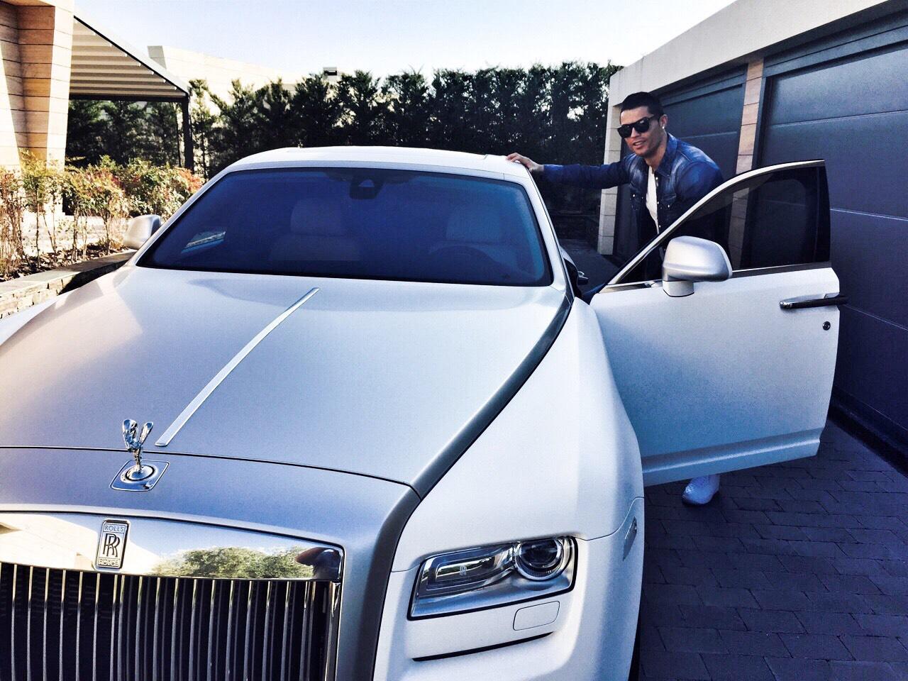 Cristiano Ronaldo đập hộp mẫu siêu xe sang RollsRoyce Cullinan