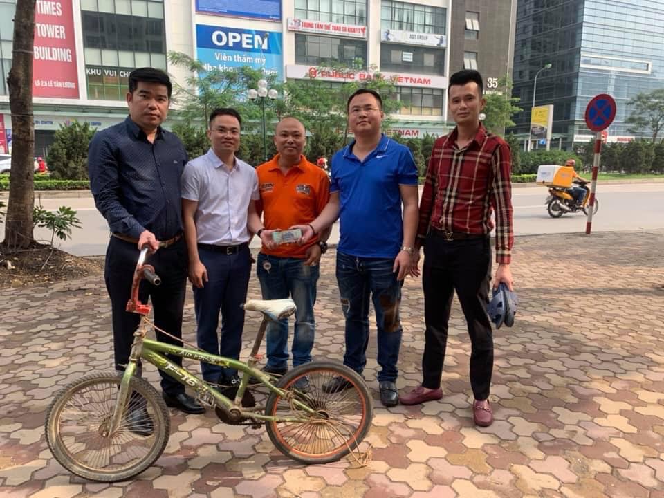 Chiếc xe đạp của cậu bé Sơn La, Cậu bé Sơn La, Đi từ Sơn La về Hà Nội thăm em,