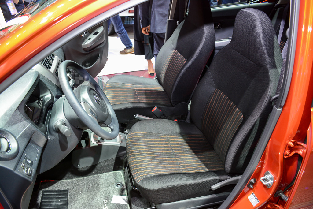 Nội thất của Toyota Wigo với vô lăng 3 chấu và ghế bọc da.