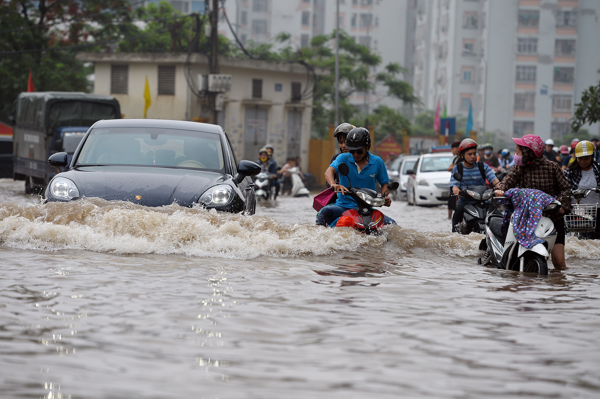 Kinh nghiệm lái xe, kinh nghiệm lái xe khi mưa bão, xe chết máy phải làm thế nào, xe ngập nước, lái xe qua vùng ngập nước, xử lý xe bị chết máy, 