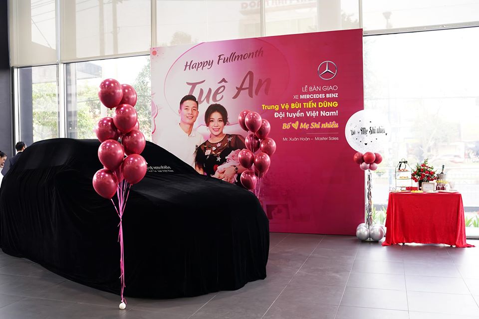 Bùi Tiến Dũng mua xe Mercedes GLC 300 tặng vợ