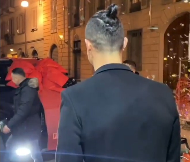 Ronaldo duoc ban gai tang xe