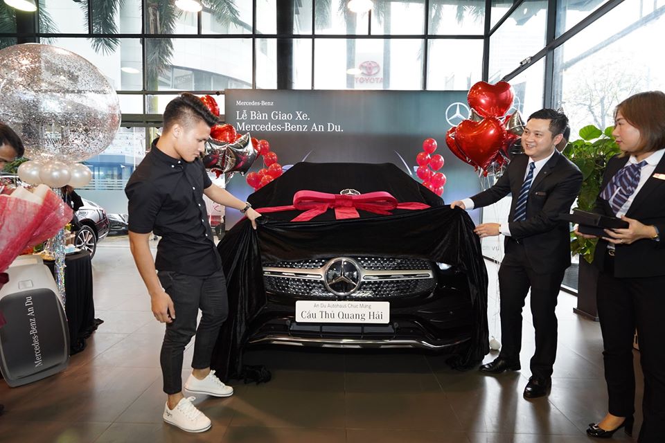 Chiếc xe Mercedes-Benz GLC 300 4MATIC có giá 2,4 tỷ đồng của Quang Hải