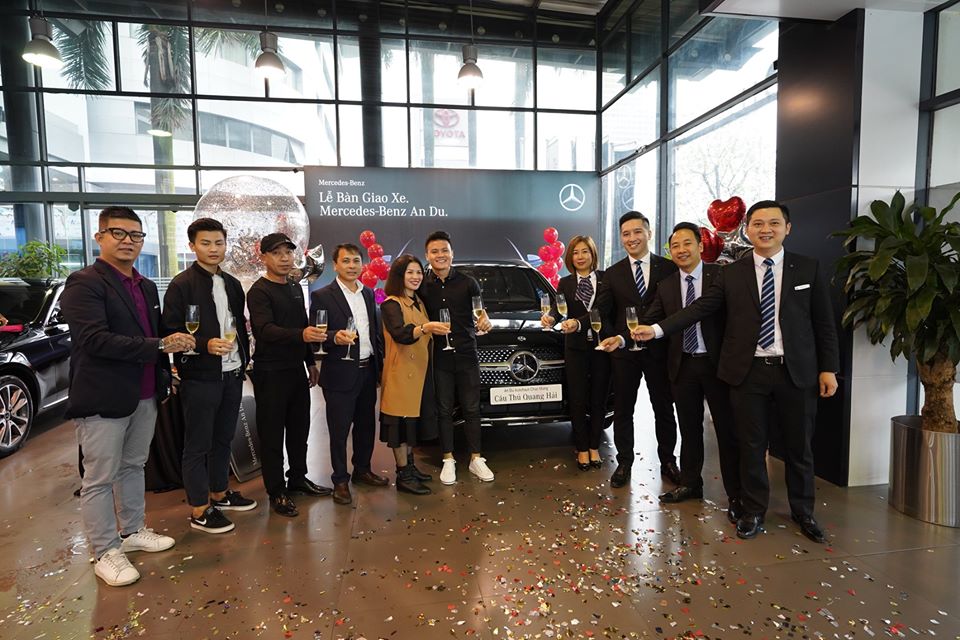 Lễ bàn giao xe Mercedes GLC 300 cho cầu thủ Nguyễn Quang Hải