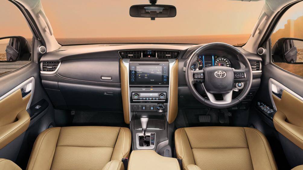 Khoang lái xe Toyota Fortuner 2021