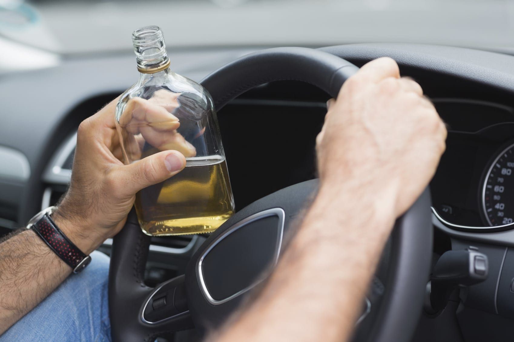 Không nên lái xe sau khi uống rượu.