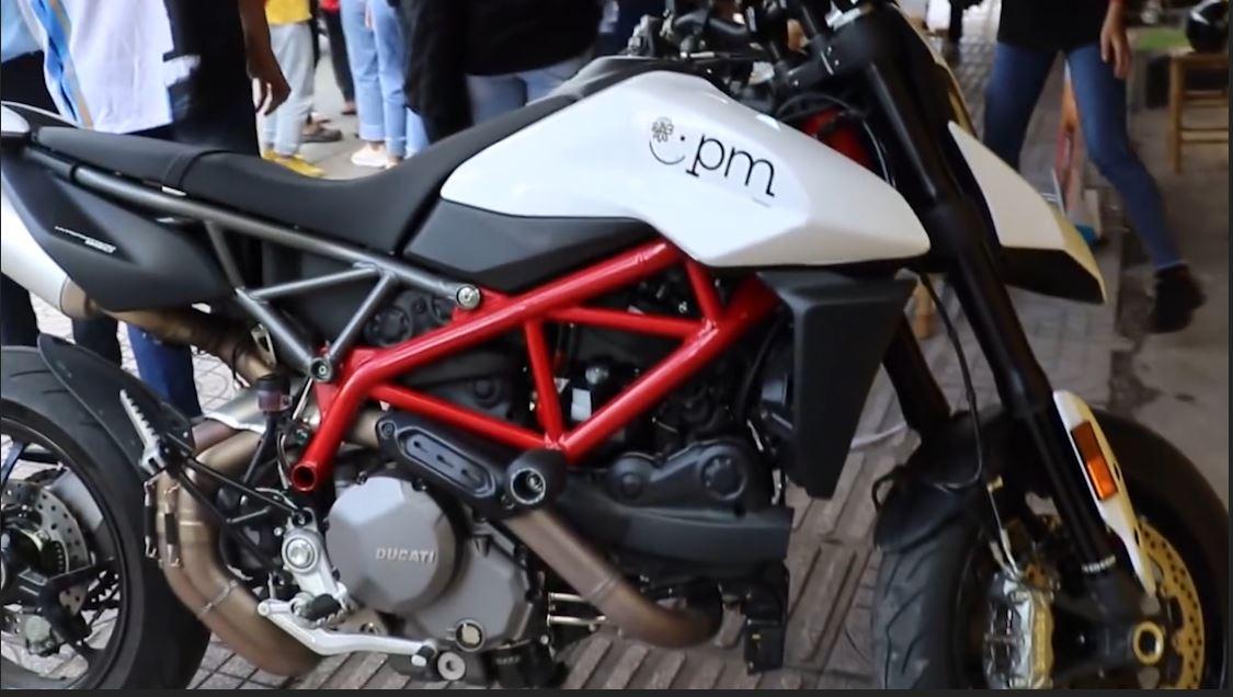 Xe Ducati Hypermotard 939 SP của Công Phượng.
