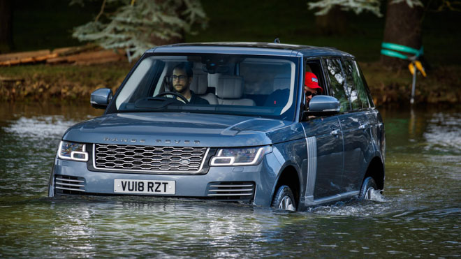Không nên bật điều hòa xe ô tô khi đang đi qua đoạn đường ngập nước