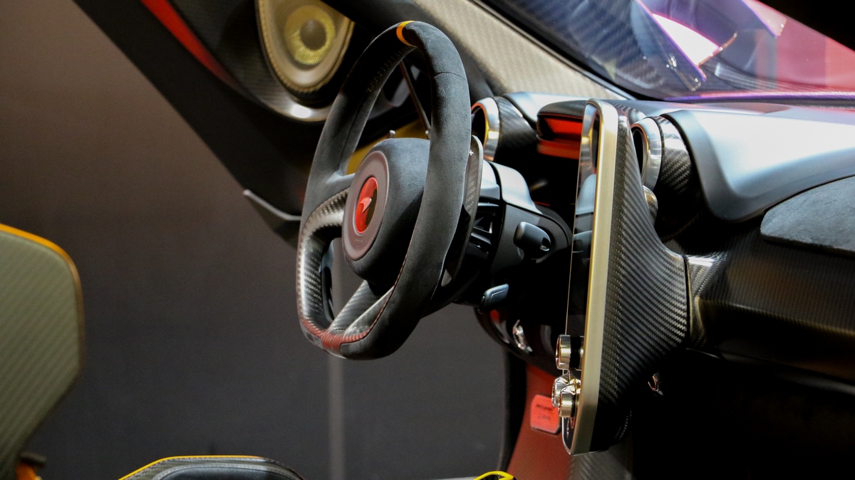 Tay lái trên xe McLaren Senna với thiết kế độc đáo