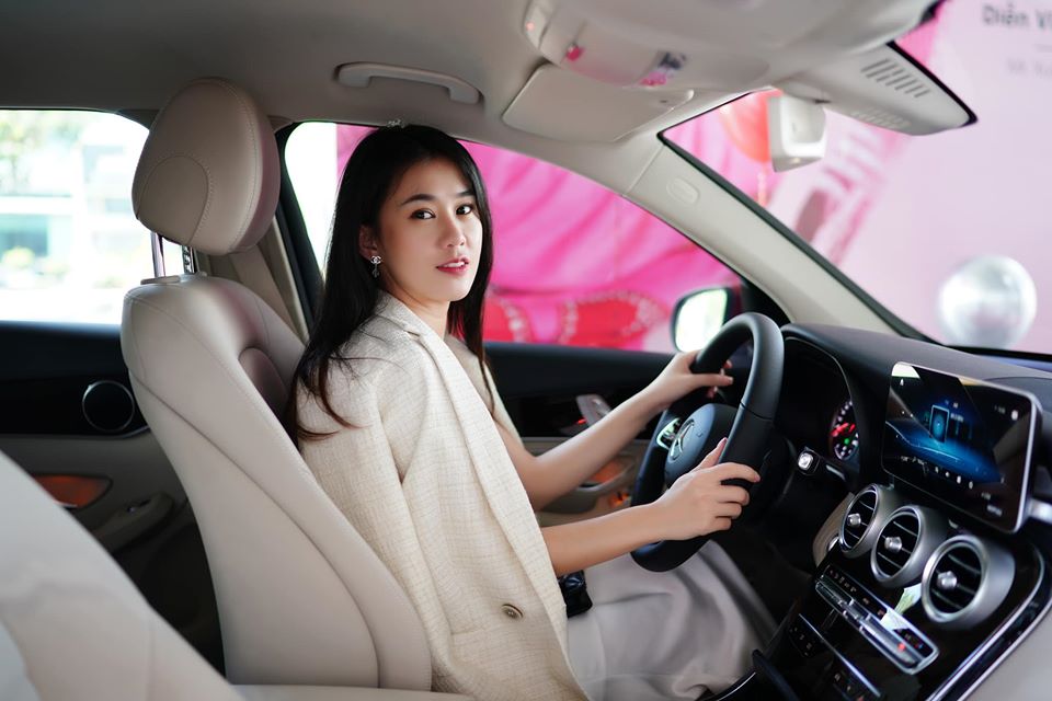 Hot girl Ngọc Thảo lái Mercedes-Benz GLC 200 
