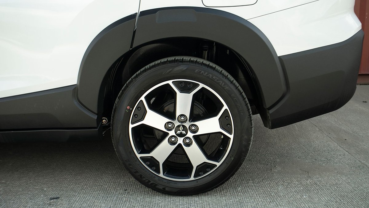 Mâm xe Mitsubishi Xpander Cross bằng hợp kim, được thiết kế 5 chấu kích thước 17 inch