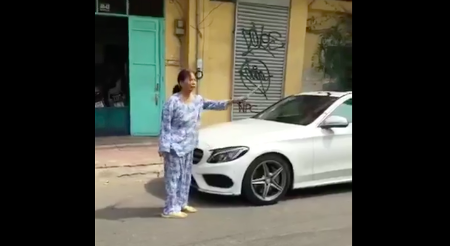 Bà cụ cầm búa đập vỡ xe Mercedes-Benz đỗ trước nhà ở Sài Gòn