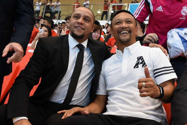 Singapore tính kích cầu bóng đá với Roberto Carlos