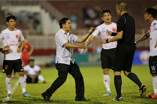 Quang Thanh và BHL của Long An phản ứng gay gắt với quyết định của trọng tài