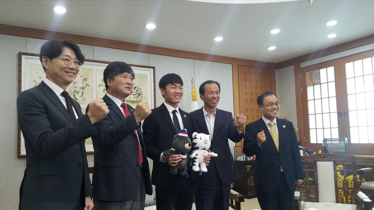 Xuân Trường nhận huy hiệu Đại sứ của tỉnh Gangwon từ Thống đốc Choi Moon Sun